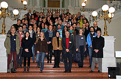 Am Symposium nahmen mehr als 120 WissenschafterInnen aus 22 Ländern teil. Viele von Ihnen sind auf diesem Foto (Foto: Juliana Menger).