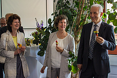 The Minister of State Dr Eva-Maria Stange, the President of Leipzig University Prof Beate Schücking, and the Minister-President enjoy a 'biodiversity snack' (photo: Stefan Bernhardt).