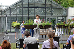 The rector of Leipzig University, Prof Dr Beate Sch&uuml;cking, was pleased with the successful collaboration at the Botanical Garden. (Picture: iDiv / G. Rada)