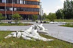 Blick auf eine der Figurengruppe auf dem Vorplatz des iDiv-Geb&auml;udes. (Bild: Kay Zimmermann / nachbars garten)