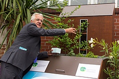 Prof Helge Bruelheide places the earthworms in the science box about the "Architects of the Soil". The consequences of the excavation activities of lumbricus terrestris will be visible to visitors in the following weeks (Photo: Stefan Bernhardt, iDiv)