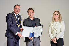 Prof. Dr Nico Eisenhauer (centre) with Prof. (ETHZ) Dr Haug, President of the Leopoldina (left) and Franziska Hornig, Secretary General of the Leopoldina (right) during the ceremony. (Picture: Markus Scholz for Leopoldina)