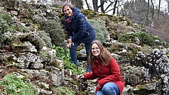 Franziska Bucher und Christine R&ouml;mermann untersuchen Alterungsprozesse von Pflanzen. (Bild: Anne Günther (Universität Jena))
