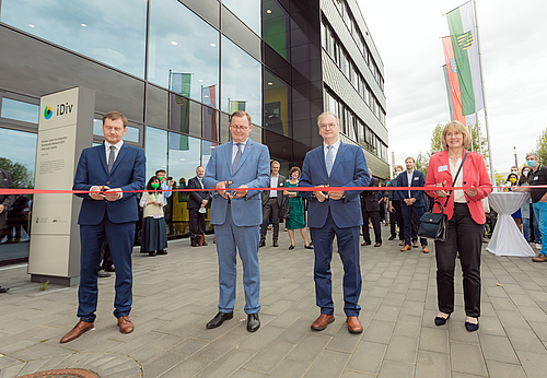 The three Minister Presidents and the Secretary-General of the Deutsche Forschungsgemeinschaft (DFG) today opened the new iDiv research building in Leipzig. (Picture: Swen Reichhold/iDiv)
