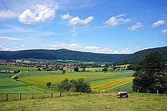 Landscapes such as this multiply used and highly structured agricultural landscape in the Weser Valley, Lower Saxony, fulfil many of the features that are necessary from a scientific perspective. Arable farming, livestock management and biodiversity support each other. (Picture: Sebastian Lakner)