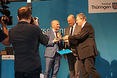 Prof Ulrich Brose receives the award for outstanding achievements in research (photo: Myriam Hirt / iDiv).