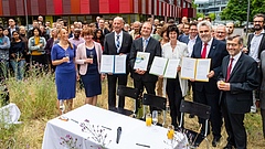 iDiv representitives and the science ministers proudly present the signed letter of intend. Photo: Stefan Bernhardt / iDiv