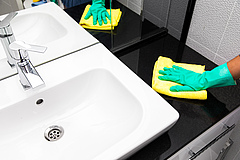 Cleaning surfaces with disinfectants disturbs the natural species composition of the microorganisms present. Individual species can profit from this and reproduce strongly. This could even favour the spread and establishment of pathogens. (Picture: nakedking – stock.adobe.com)