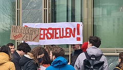Demo gegen das WissZeitVG vor dem Bundesministerium f&uuml;r Bildung und Forschung BMBF in Berlin. (Bild: C. Suthorn / cc-by-sa-4.0 / commons.wikimedia.org)