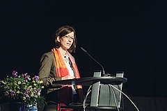 Prof. Aletta Bonn gives a talk at the conference.