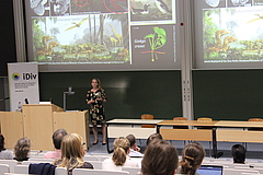 Renske Onstein spoke about how environmental conditions and traits interact to influence speciation and extinction (Photo: Volker Hahn, iDiv)