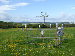 Eine Messtation auf einer anderen Versuchsfläche in Thüringen (Hainich-Dün). Im Hintergrund WissenschaftlerInnen bei der Probennahme (Foto: Beatrix Schnabel).