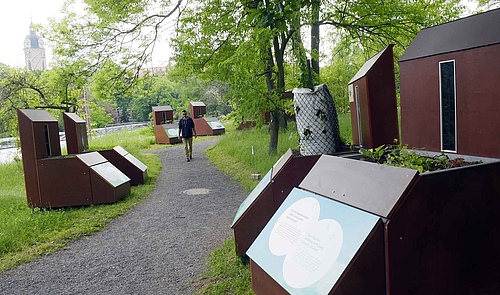Ein Blick in die Ausstellung "Garten findet Stadt", die im Botanischen Garten der Universität Jena gezeigt wird (Bild: Jan-Peter Kasper/FSU).