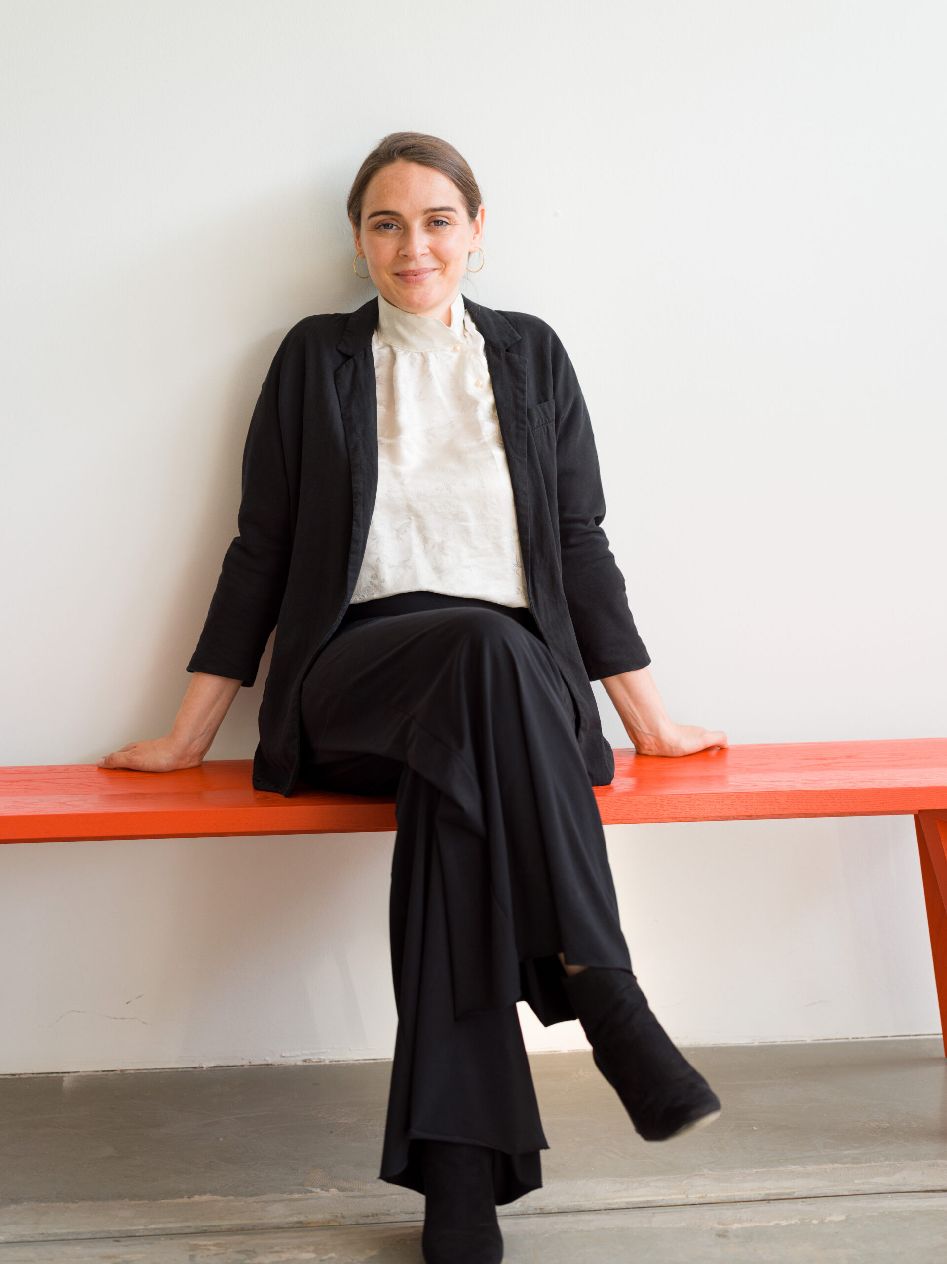idiv-Lisan Lantin sitting on a bench