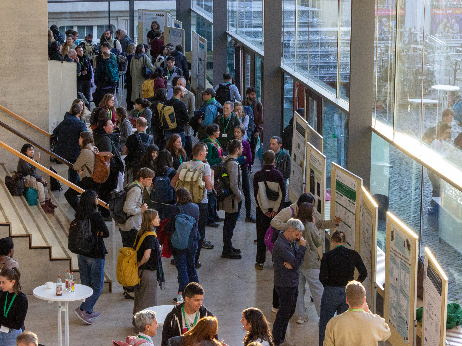 idiv-People in a foyer