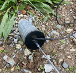 idiv-In an experimental plot, a scanner is lowered into a mini-rhizotron to carry out a 360° scan of the root zone.