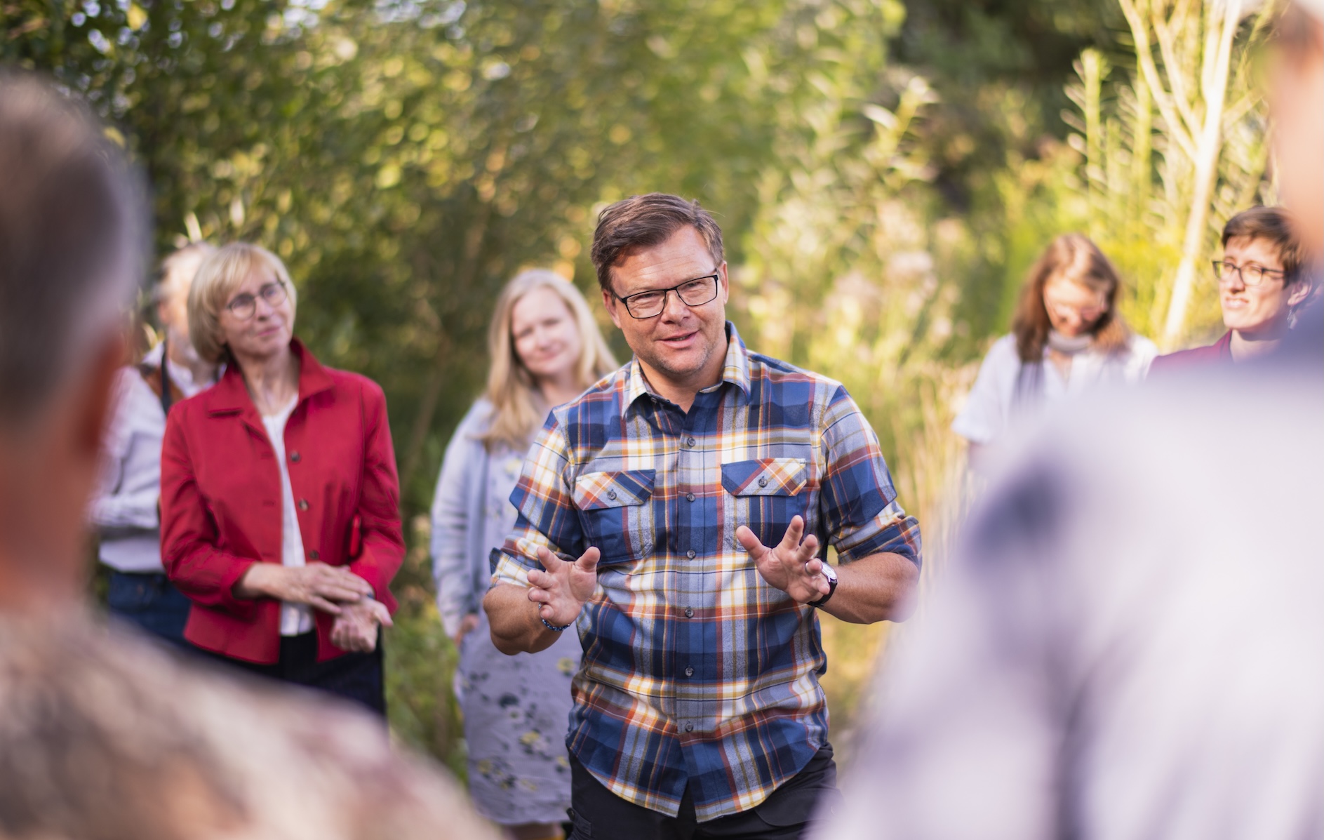 idiv-German Environment Minister Carsten Schneider speaking to a group of people about the citizen science project FLOW.