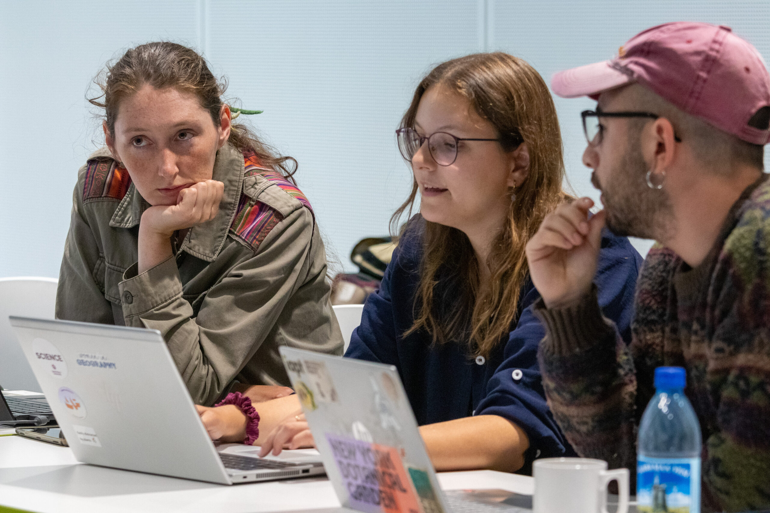 idiv-Group of 3 summer school participants working in group in front of 2 laptops